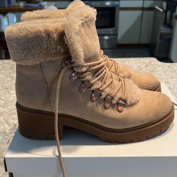 Like New tan women’s size 8 furry booties - Picture 4 of 8